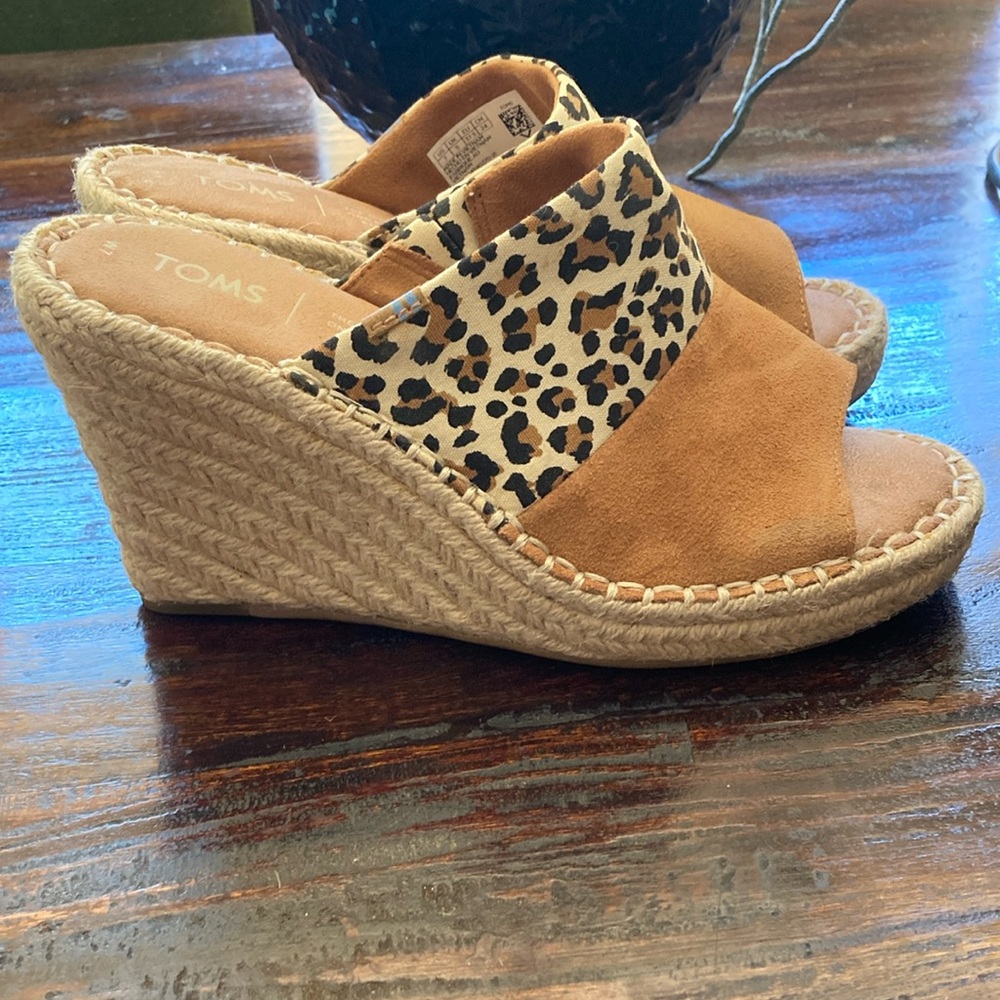 TOMS women’s Monica mule wedge sandal slides size 7, leopard and suede.